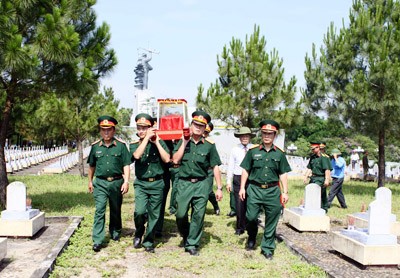 Entierro y ceremonia en honor a los soldados vietnamitas caídos en Laos - ảnh 1
